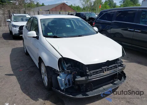 2010 Volkswagen Jetta Wolfsburg Edition z USA, uszkodzony, nr VIN 3VWRA7AJ6AM059828